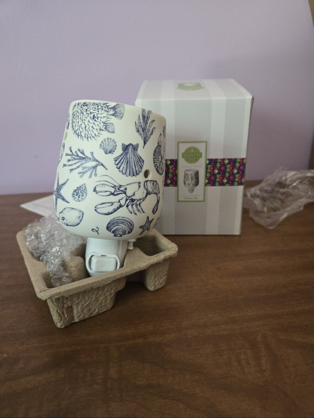 Scentsy Ocean Life  Plug-In Warmer in White and Blue Nautical Shells